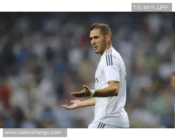 二十一世纪足球巨星风云：梅西、C罗与新一代天才的传奇对决