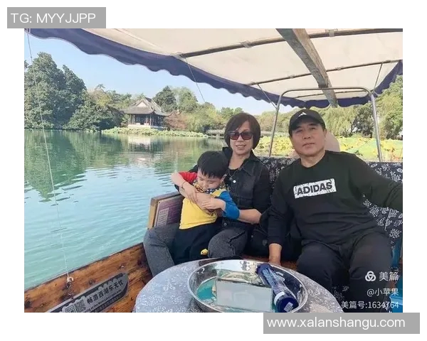 足球球星丽水女友意外走红引发网友热议爱情与名利的真实较量