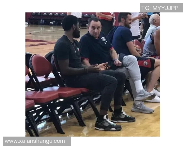 足球球星日常穿鞋风格揭秘展现球场外的时尚与个性魅力